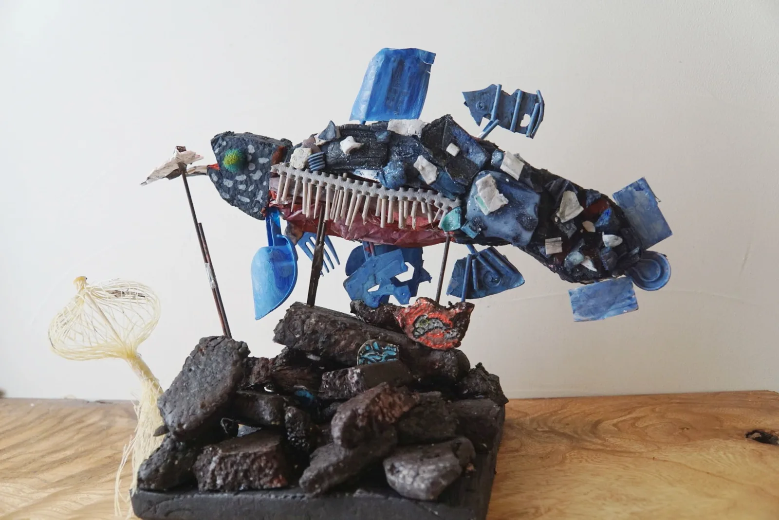 HOKET工作コンクール2024応募作品「深海魚海ごみシーラカンス」