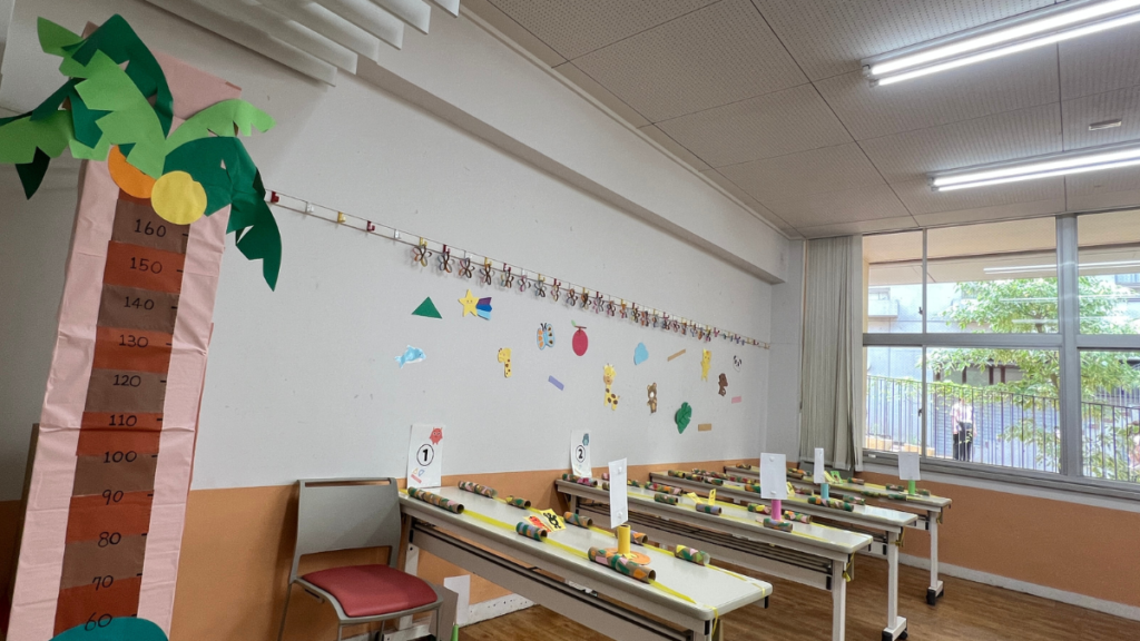 学生手作りの装飾で彩られた教室